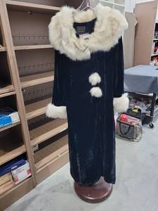 lot 711 image: LUXE Especially Yours Black Coat with White Fur Collar and Cuffs Size L
