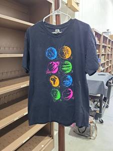lot 713 image: Gildan Heavy Cotton Planet Graphic T-Shirt XL