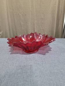 lot 729 image: Red Serrated Edge Decorative Glass Bowl