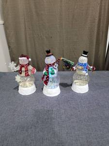 lot 731 image: Snowman Snow Globe Figurines Set of 3 Holiday Decorations