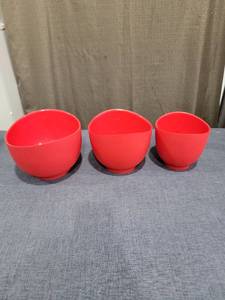 lot 737 image: iSi Basics Flexible Silicone Mixing Bowls, Set of 3, 1 QT, 1.5 QT, 2 QT