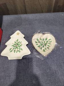 lot 739 image: Lenox Holiday Archive Heart & Tree  Shaped Candy Dish Christmas Dinnerware 5