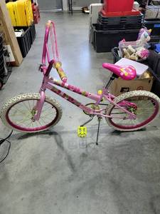 lot 758 image: Huffy Childrens Bicycle Pink