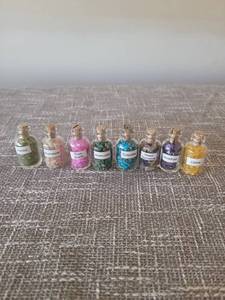 lot 778 image: 8 Gemstone Specimen Bottles with Labels Peridot Moonstone Rose Quartz Aventurine Turquoise Amethyst Citrine