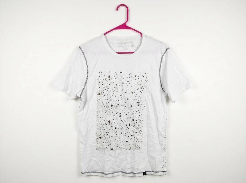 lot 25721 image: Raw Yarn Industries White Speckled Graphic T-Shirt Size L