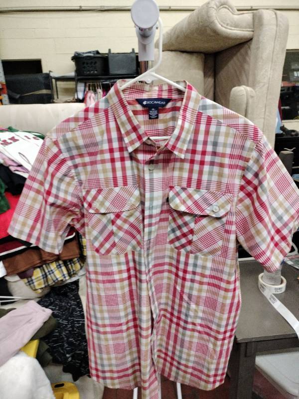 lot 25748 image: Rocawear short-sleeve button-up shirt featuring a red, white, and beige plaid pattern - XL
