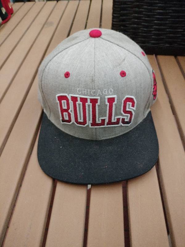 lot 58320 image: Mitchell & Ness Chicago Bulls grey and black snapback hat