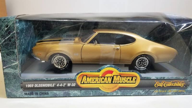 lot 1622 image: American Muscle 1969 Oldsmobile 4-4-2 W-30  116 scale  Die Cast Metal  See PIX  NIB