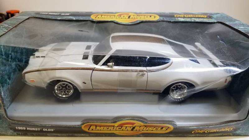 lot 1623 image: American Muscle 1969 Hurst Olds  116 scale  Die Cast Metal  See PIX  NIB