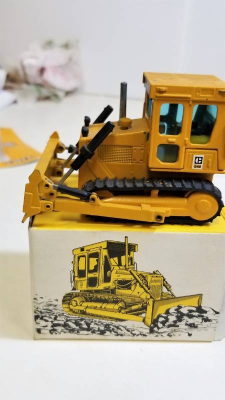 lot 1655 image: CAT Kettendozer D4E  appears to be 150 scale  NIB