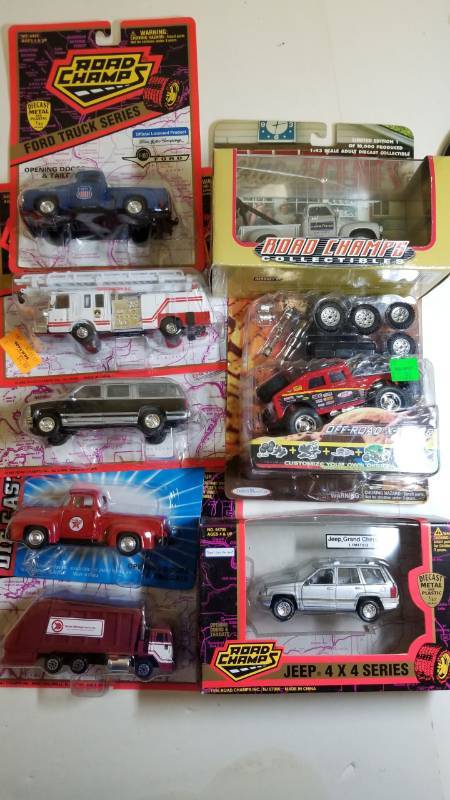 lot 1719 image: 1 Lot 8 items  Road  Champs Toys   See Pix  NIB