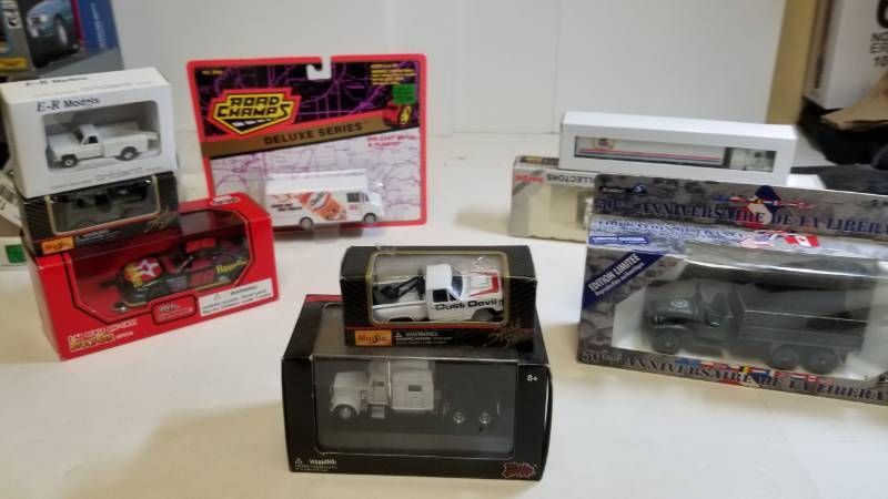 lot 1723 image: 1 Lot  8 items  Road  Champs and More   See Pix  NIB
