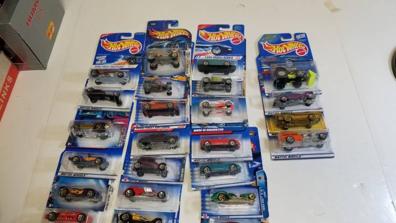 lot 1663 image: 1 Lot  Hot Wheels  25 items  See Pix  NIB