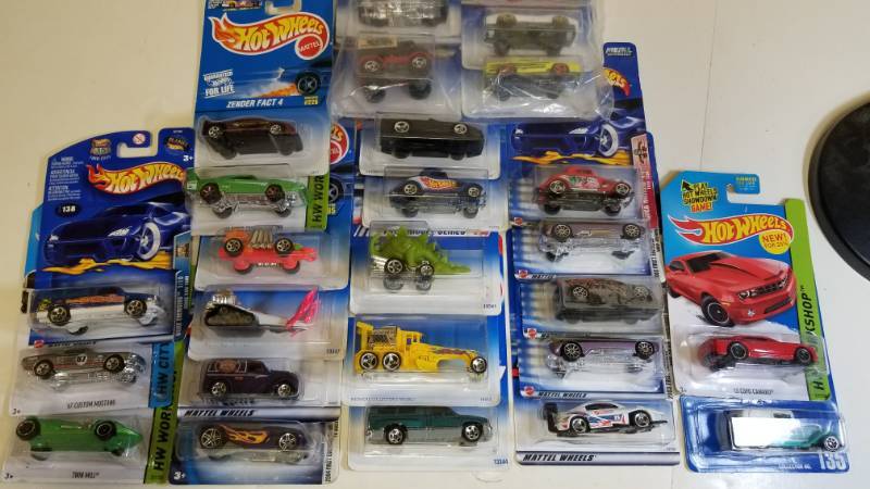 lot 1665 image: 1 Lot  Hot Wheels  25 items  See Pix  NIB