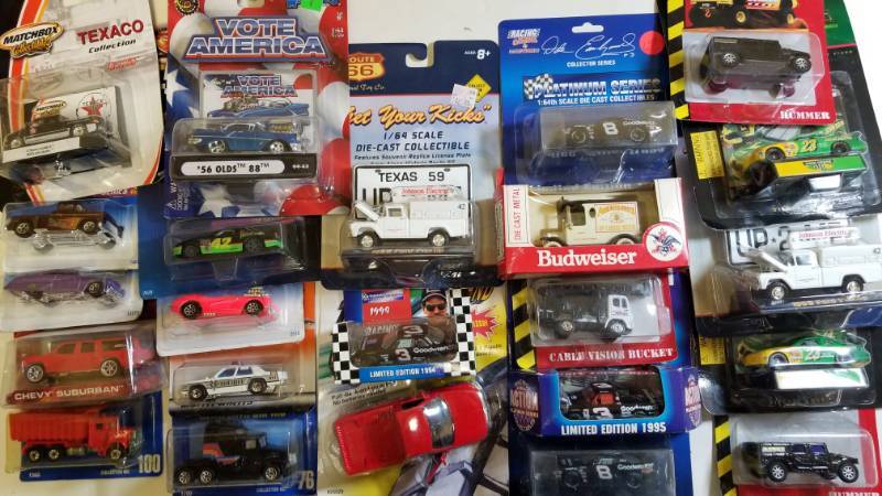 lot 1668 image: 1 Lot  Hot Wheels 23 items  See Pix  NIB