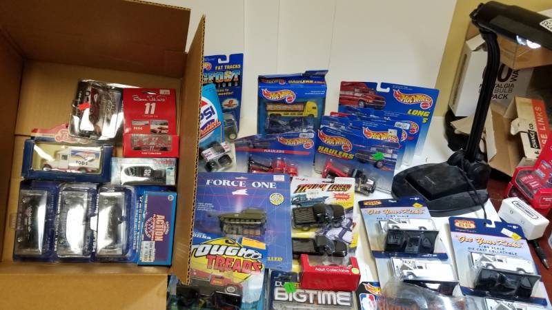 lot 1669 image: 1 Lot  23 Items  Misc Items  Toys  See Pix  NIB