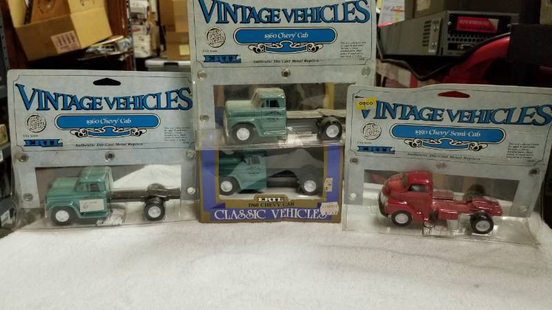 lot 1760 image: 4 each ERTL Vintage Vech, 143 scale2 ea. 1960 Chevy Cab 2 ea. 1950 Chevy Semi-Cab NIB