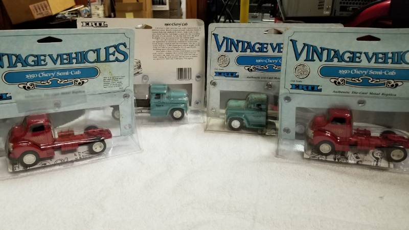 lot 1761 image: 4 each ERTL Vintage Vech, 143 scale2 ea. 1960 Chevy Cab 2 ea. 1950 Chevy Semi-Cab NIB