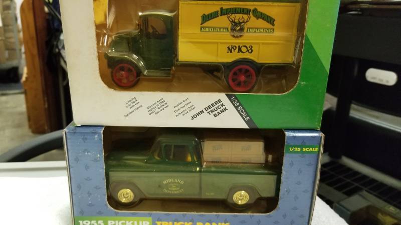 lot 1775 image: 2 each ERTL Bank TrucksDeere Co. No. 103, #5564  1955 Chevy Bank Truck, 125 scale, #5614 NIB