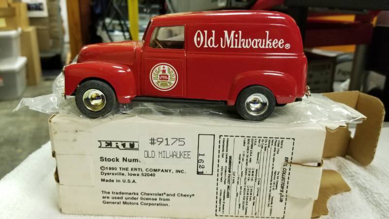 lot 1790 image: ERTL 1950 OLD MILWAUKEE Chevy Panel Bank125 scaleNIB