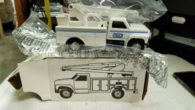 lot 1794 image: ERTL GTE Bucket Utility Truck Bank,   134 scale, #GTEB240, NIB