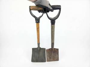 lot 64259 image: Spade Shovel w Wooden Handle (Lot of 2)