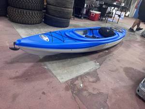 lot 1 image: Pelican Sentinel 100X Sit-in Kayak Blue