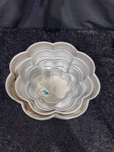 lot 144 image: Vintage Wilton Nested Flower-Shaped Cake Pans
