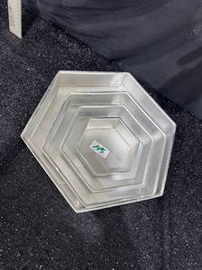 lot 145 image: Hexagon Nesting Baking Pans Set 5 Piece