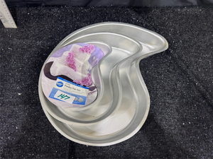 lot 147 image: Wilton 3-Tier Paisley Cake Pan Set