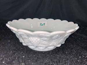 lot 169 image: White Ceramic Scalloped Edge Bowl