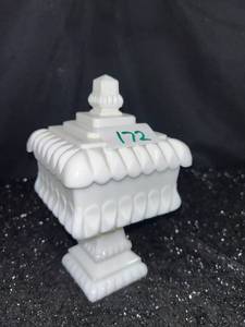 lot 172 image: White Pedestal Compote Candy Dish with Lid
