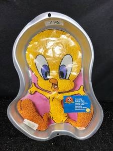 lot 176 image: Looney Tunes Tweety Cake Pan