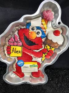 lot 177 image: Wilton Elmo Sesame Street Cake Pan