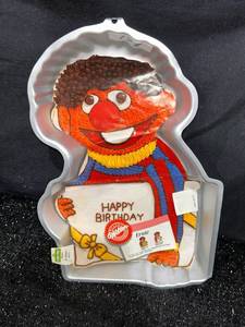 lot 178 image: Wilton Ernie Cake Pan Happy Birthday Character Mold