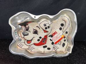 lot 179 image: 101 Dalmatians Cake Pan