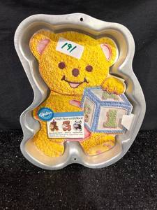 lot 191 image: Wilton Teddy Bear with Block Cake Pan