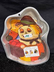 lot 192 image: Wilton Scarecrow Cake Pan