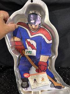 lot 193 image: Wilton Hockey Player Cake Pan