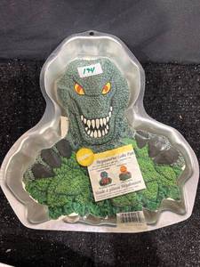 lot 194 image: Wilton Megasaurus Cake Pan