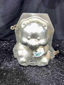 lot 207 image: 3-D Teddy Bear Cake Pan Mold