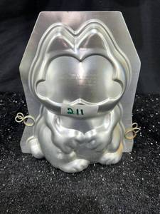 lot 211 image: Garfield Character Aluminum Cake Pan