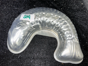 lot 214 image: Fish-Shaped Aluminum Cake Pan