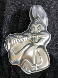 lot 220 image: Bugs Bunny Aluminum Character Cake Pan