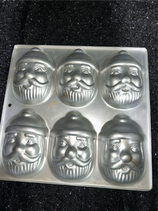 lot 221 image: Santa Claus Mini Cake Pan  6 Cavities