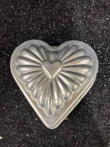 lot 225 image: Vintage Heart-Shaped Aluminum Cake Pan  Decorative Heart Design