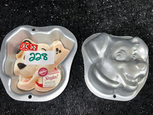 lot 228 image: Wilton Puppy Dog Cake Pan Mold with Decorating Labels