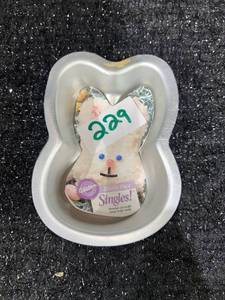 lot 229 image: Wilton Bunny Face Singles Personal Size Cake Mold