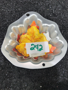 lot 242 image: Wilton Singles Maple Leaf Personal Size Cake Pan