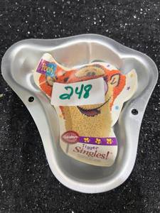 lot 248 image: Wilton Disney Tigger Singles Personal Size Cake Pan